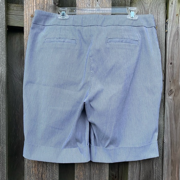 Kim Rogers Pinstriped navy blue & white Stretch Bermudas Preppy Golf cuf… - Picture 5 of 7